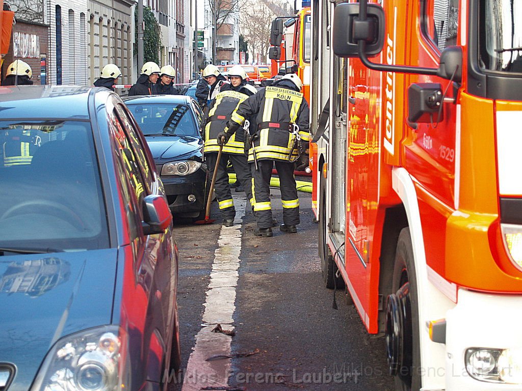 Einsatz Feuerwehr SEK Polizei Koeln Nippes Merheimerstr P064.JPG